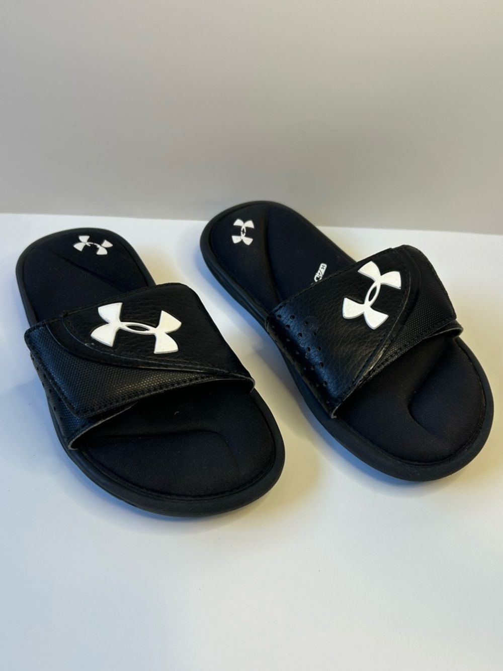 Under Armour Slides - Kids Sz 1